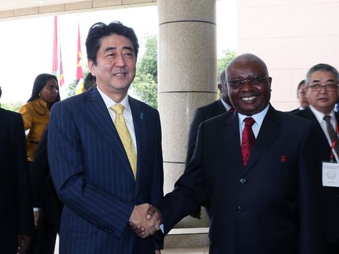 Photograph of Prime Minister Abe shaking hands with H.E. Mr. Armando Emílio Guebuza, President of the Republic of Mozambique