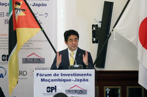 Photograph of the Prime Minister delivering a speech at the Japan-Mozambique Investment Forum