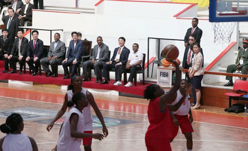 Photograph of the Prime Minister attending the gathering with Mozambique's national women's basketball team (1)