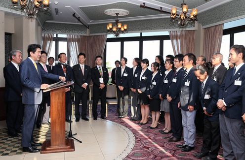 Photograph of the Prime Minister offering words of encouragement to the Japan Overseas Cooperation Volunteers (JOCV)