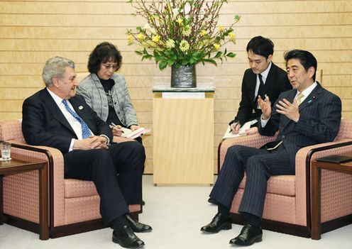 Photograph of Prime Minister Abe receiving a courtesy call from H.E. Mr. Jesús Posada Moreno, Speaker of the Congress of Deputies of Spain