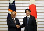 Photograph of Prime Minister Abe shaking hands with H.E. Mr. Christopher J. Loeak, President of the Republic of the Marshall Islands
