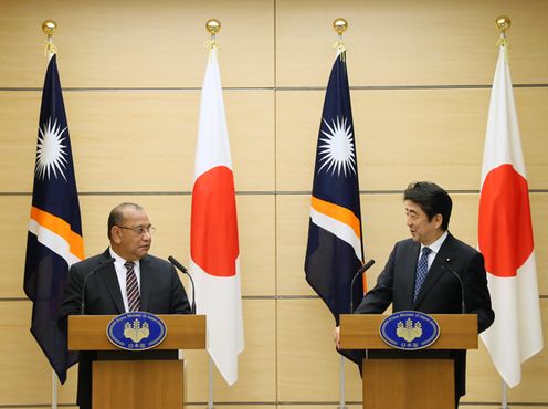 Photograph of the Japan-Marshall Islands joint press announcement