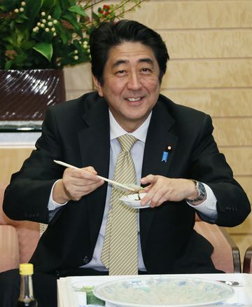 Photograph of the Prime Minister sampling fuku (blowfish)