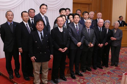 Photograph of the Prime Minister attending a commemorative photograph session with the members of the families of the abductees