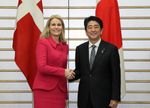 Photograph of Prime Minister Abe shaking hands with H.E. Mrs. Helle Thorning-Schmidt, Prime Minister of the Kingdom of Denmark
