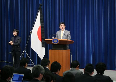 Photograph of the Prime Minister holding a press conference (5)