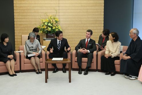 Photograph of the Prime Minister receiving a courtesy call from the recipients of the Healthy Society Award (2)