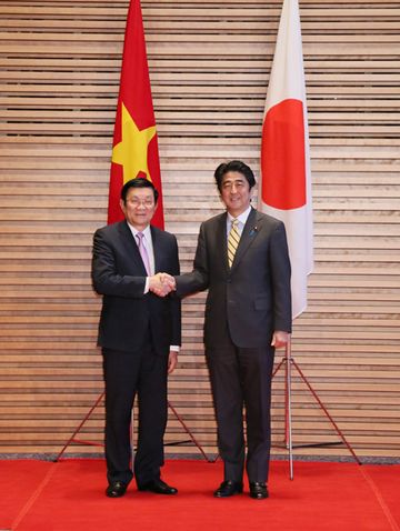 Photograph of Prime Minister Abe shaking hands with H.E. Mr. Truong Tan Sang, President of the Socialist Republic of Viet Nam (1)