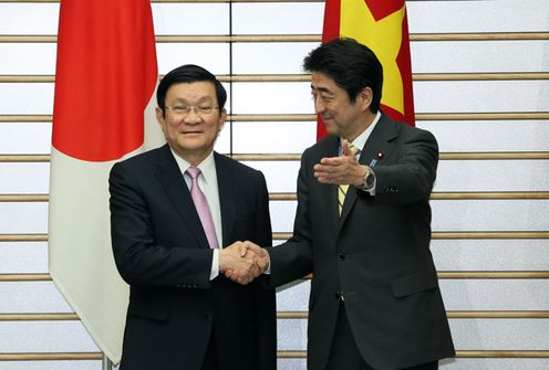 Photograph of Prime Minister Abe shaking hands with H.E. Mr. Truong Tan Sang, President of the Socialist Republic of Viet Nam (2)