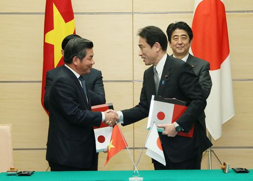 Photograph of the leaders attending the signing ceremony (3)