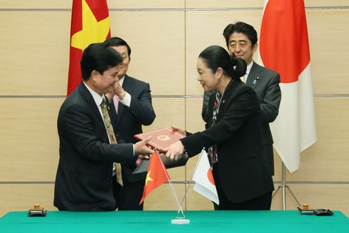 Photograph of the leaders attending the signing ceremony (6)