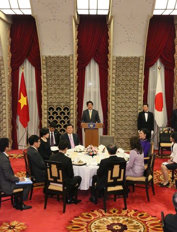 Photograph of the Prime Minister delivering an address at the banquet