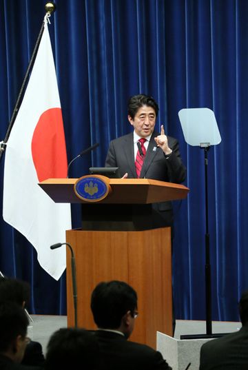 Photograph of the Prime Minister holding a press conference (4)