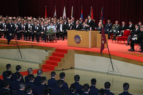 Photograph of the Prime Minister delivering an address at the National Defense Academy Graduation Ceremony (2)
