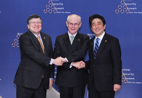 Photograph of Prime Minister Abe shaking hands with H.E. Mr. Herman Van Rompuy, President of the European Council, and H.E. Mr. Jose Manuel Durao Barroso, President of the European Commission
