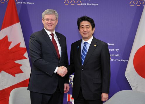 Photograph of Prime Minister Abe shaking hands with the Rt. Hon. Stephen Harper, Prime Minister of Canada