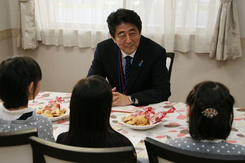 Photograph of the Prime Minister interacting with younger elementary school students
