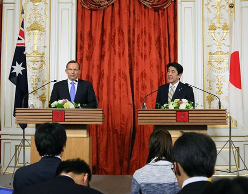 Photograph of the Japan-Australia joint press announcement (1)