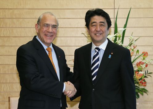 Photograph of Prime Minister Abe shaking hands with Mr. Angel Gurría, Secretary-General of the Organisation for Economic Co-operation and Development