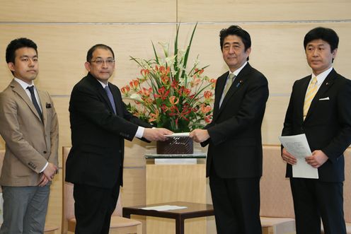 Photograph of the Prime Minister receiving the report from the Advisory Council on Hometown Creation (1)