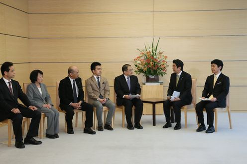 Photograph of the Prime Minister receiving the report from the Advisory Council on Hometown Creation (2)