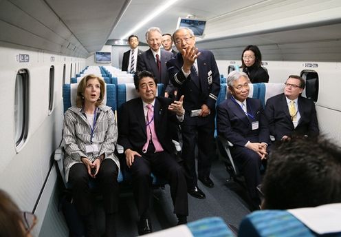 Photograph of the Prime Minister receiving an explanation that SCMAGLEV has begun to levitate