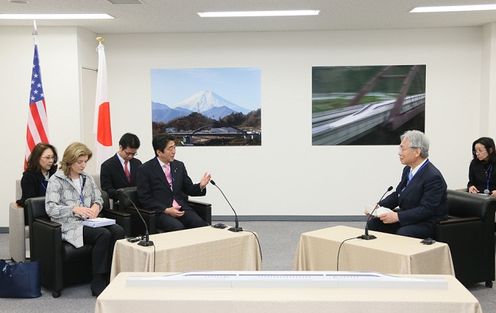 Photograph of the meeting with Mr. Yoshiyuki Kasai, Chairman Emeritus of Central Japan Railway Company