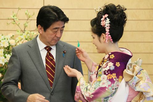 Photograph of the Prime Minister having the green feather pin attached to his lapel
