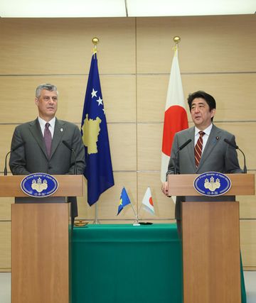 Photograph of the joint press announcement  (1)