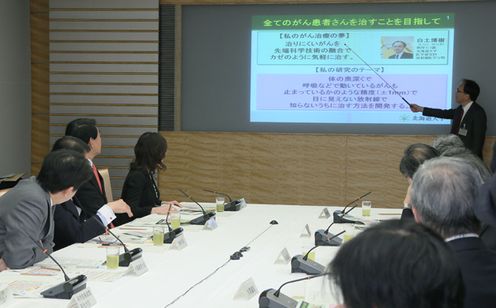 Photograph of the Prime Minister listening to the presentation (2)