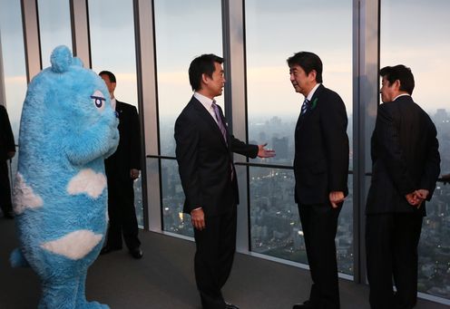 Photograph of Prime Minister Abe receiving an explanation from Mr. Toru Hashimoto, Mayor of Osaka City, on the observation deck of Abeno Harukas