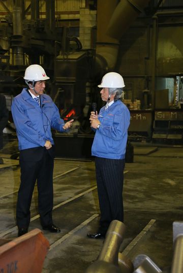 Photograph of the Prime Minister receiving an explanation at a steel casting plant about its operations