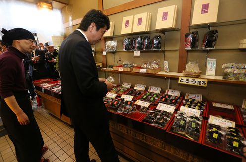 Photograph of the Prime Minister shopping