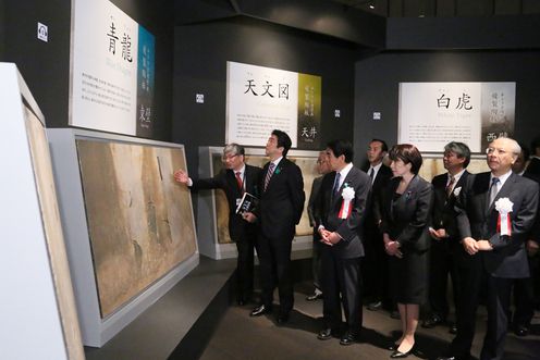 
Photograph of the Prime Minister viewing the exhibition (2)
