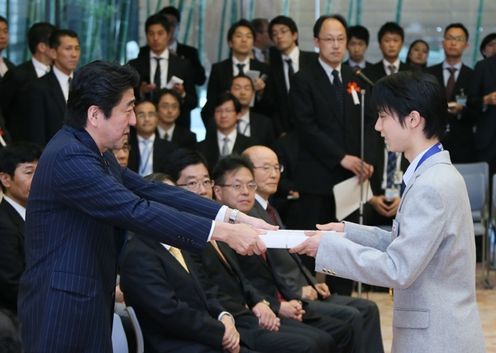Photograph of the Prime Minister awarding a commemorative gift to Olympic figure skater Yuzuru Hanyu
