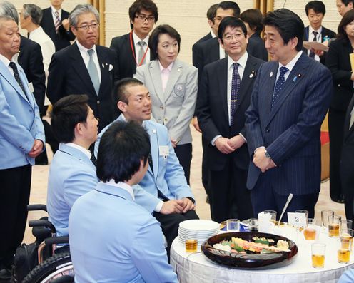 Photograph of the Prime Minister conversing with the athletes 2