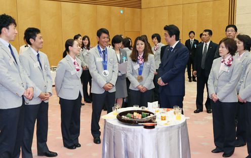 Photograph of the Prime Minister conversing with the athletes 3