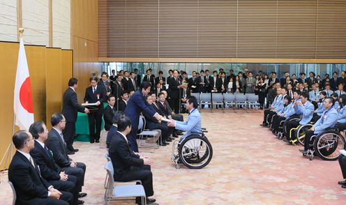 Photograph of the Prime Minister awarding a commemorative gift to Paralympic skier Takeshi Suzuki