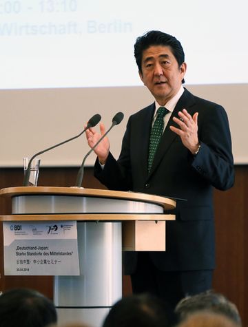 Photograph of the Prime Minister delivering an address at the Japan-Germany Seminar on Small- and Medium-sized Enterprises (1)