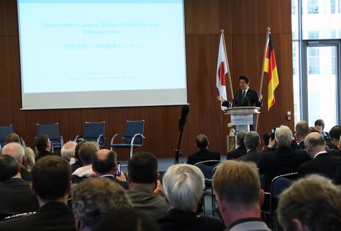 Photograph of the Prime Minister delivering an address at the Japan-Germany Seminar on Small- and Medium-sized Enterprises (2)