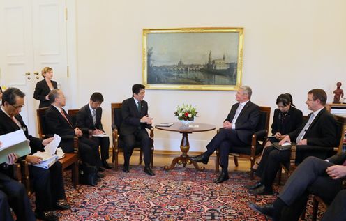 Photograph of Prime Minister Abe paying a courtesy call on H.E. Mr. Joachim Gauck, President of the Federal Republic of Germany