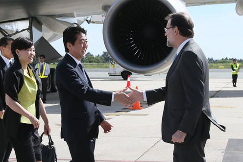 Photograph of Prime Minister and Mrs. Abe being welcomed by H.E. Mr. Mariano Rajoy Brey, President of the Government of Spain