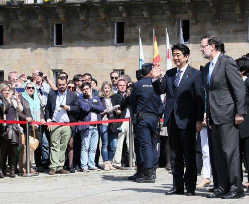 Photograph of the Prime Minister being welcomed by local residents at Obradoiro Square