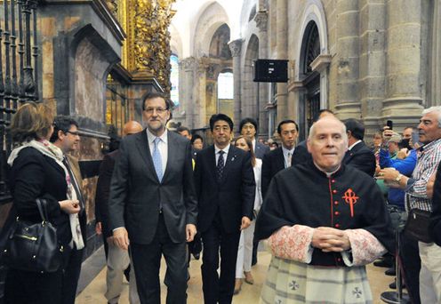 Photograph of the Prime Minister touring the Cathedral of Santiago de Compostela (1)