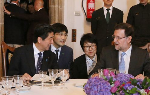 Photograph of both leaders attending the informal working lunch hosted by H.E. Mr. Mariano Rajoy Brey, President of the Government of Spain