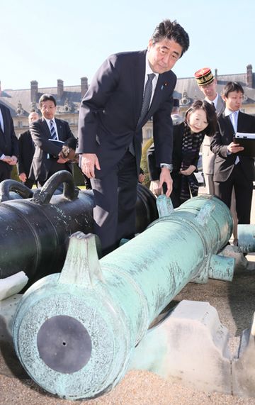 Photograph of the Prime Minister inspecting cannons from the Domain of Choshu
