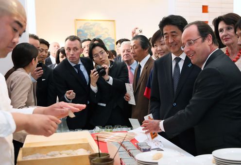 Photograph of a reception promoting Japanese cuisine (2)