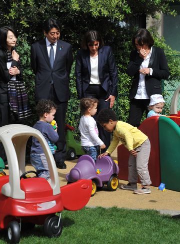 Photograph of the Prime Minister visiting a day-care center at the Hôtel de Ville, Paris