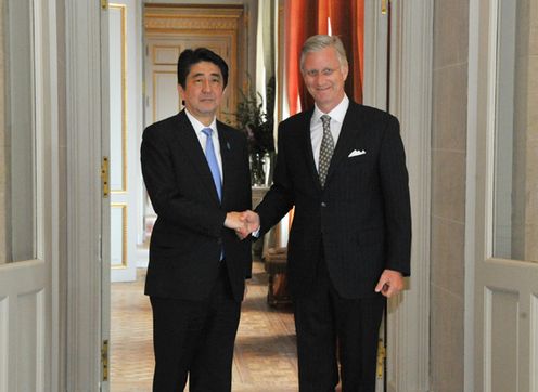 Photograph of Prime Minister Abe having an audience with His Majesty King Philippe, King of the Belgians